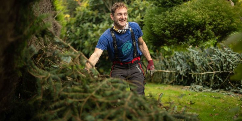 Alan auprès d’un arbre